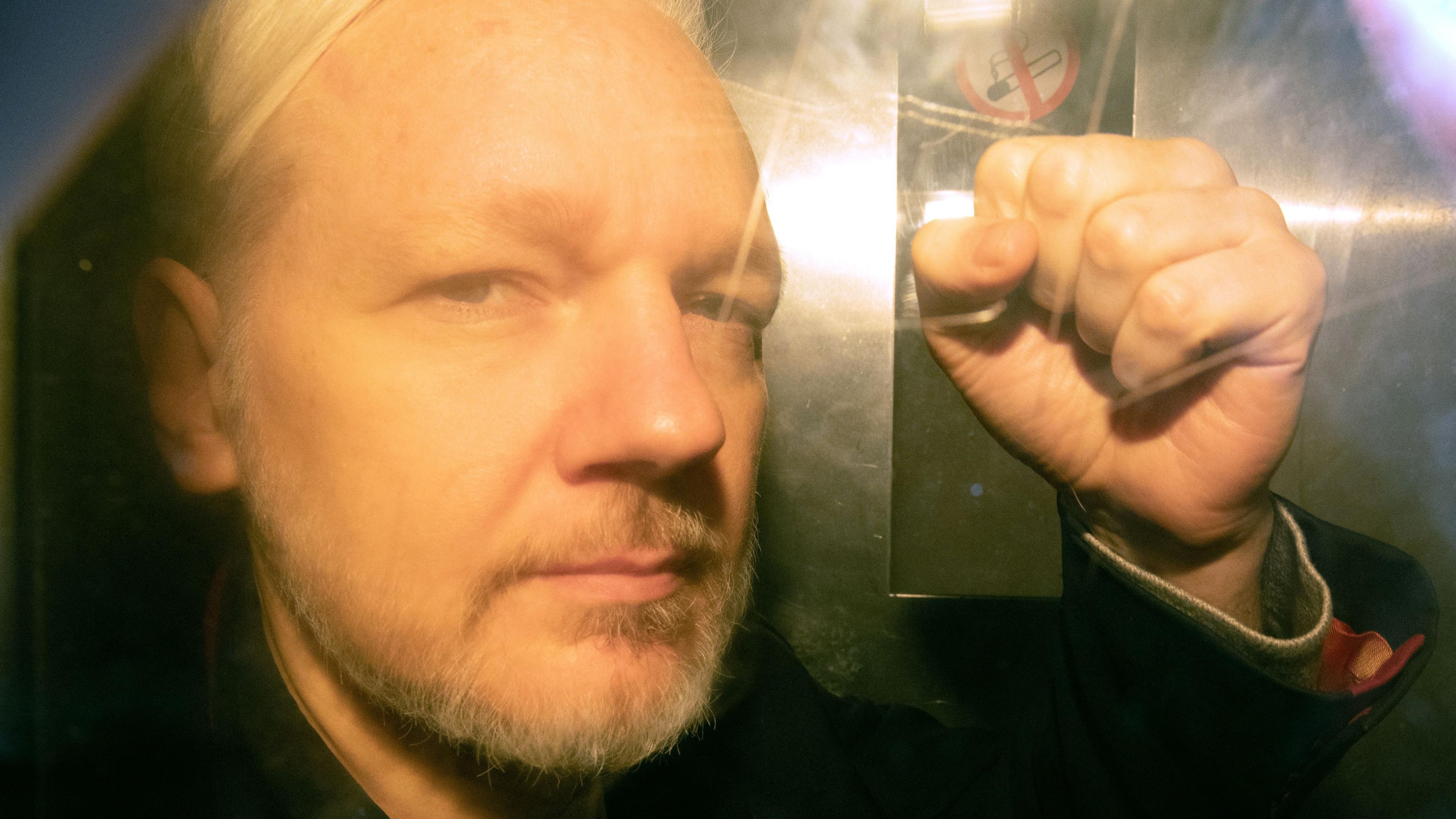 Julian Assange i London, 2019. Assange har suttit i ett brittiskt fängelse de senaste fem åren i väntan på eventuell utlämning till USA. Foto: Daniel Leal/AFP via Getty Images