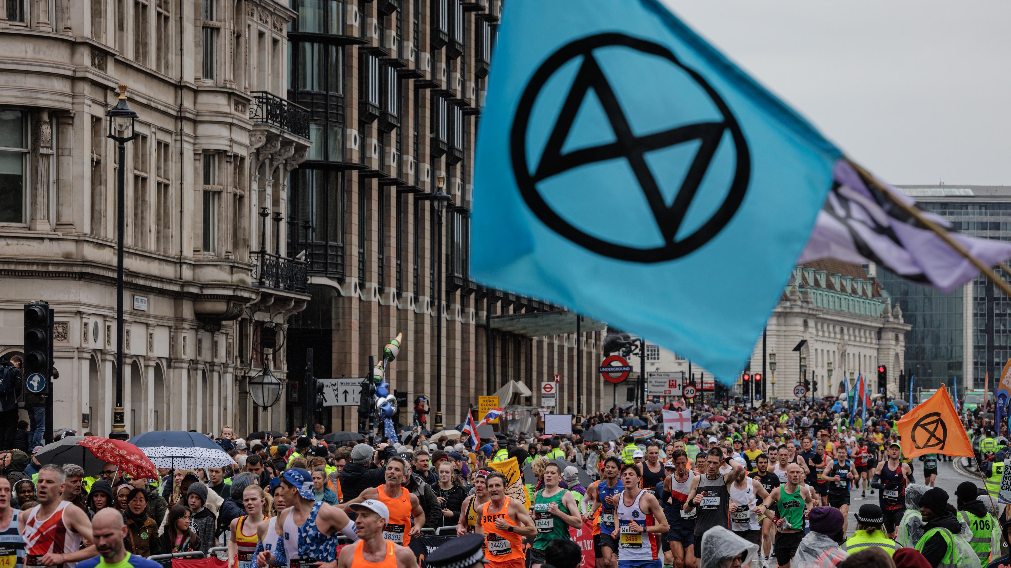 Aktivister från klimatnätverket Extinction Rebellion protesterar i samband med London Marathon i London i Storbritannien den 23 april 2023. Foto: Rob Pinney/Getty Images