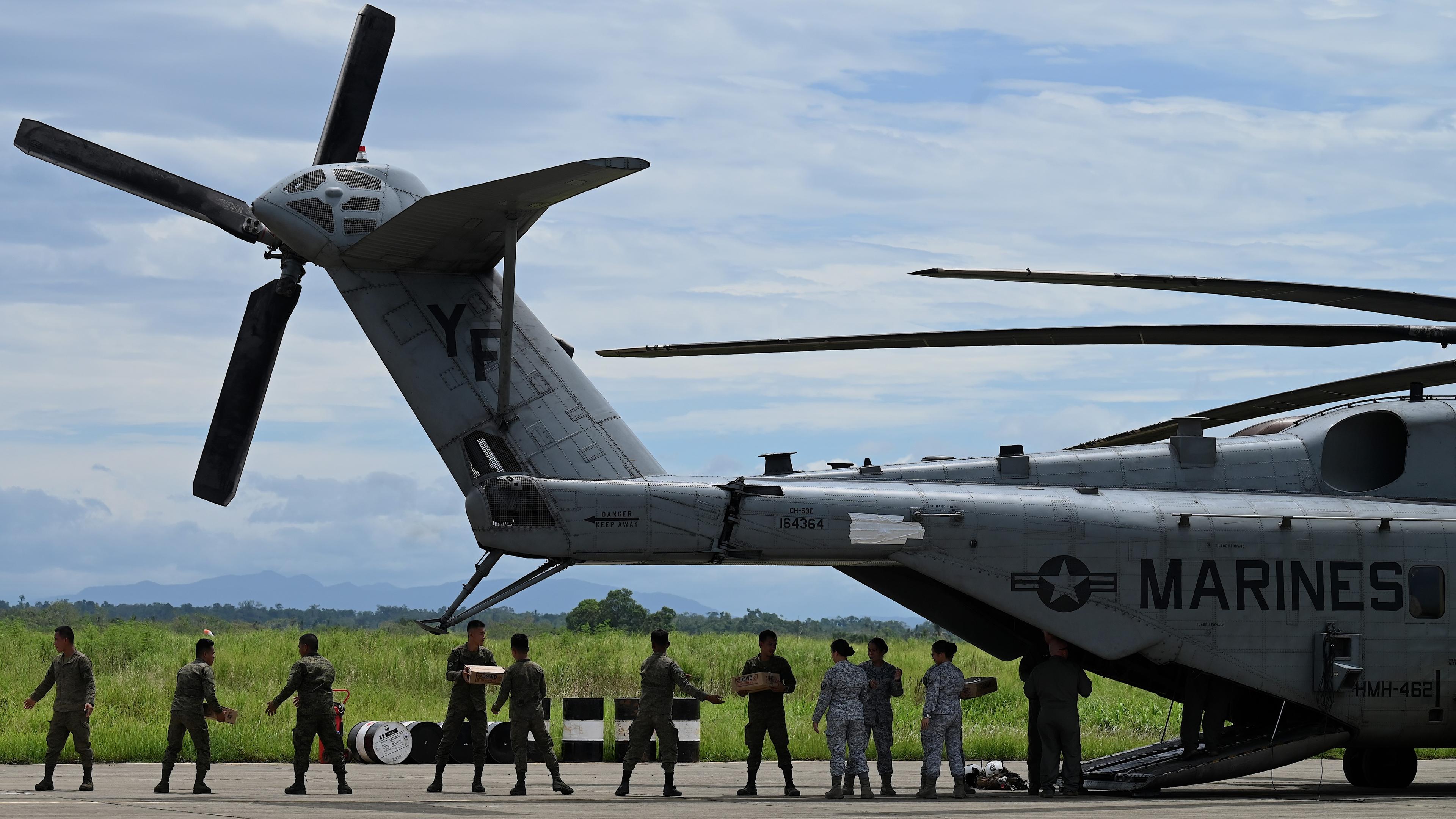 En amerikansk militärhelikopter på flygplatsen Lal-lo i Cagayan, Filippinerna. I området finns två amerikanska militärbaser, och det ligger dessutom nära Taiwan. Foto: Jam Sta Rosa Pool/Getty Images