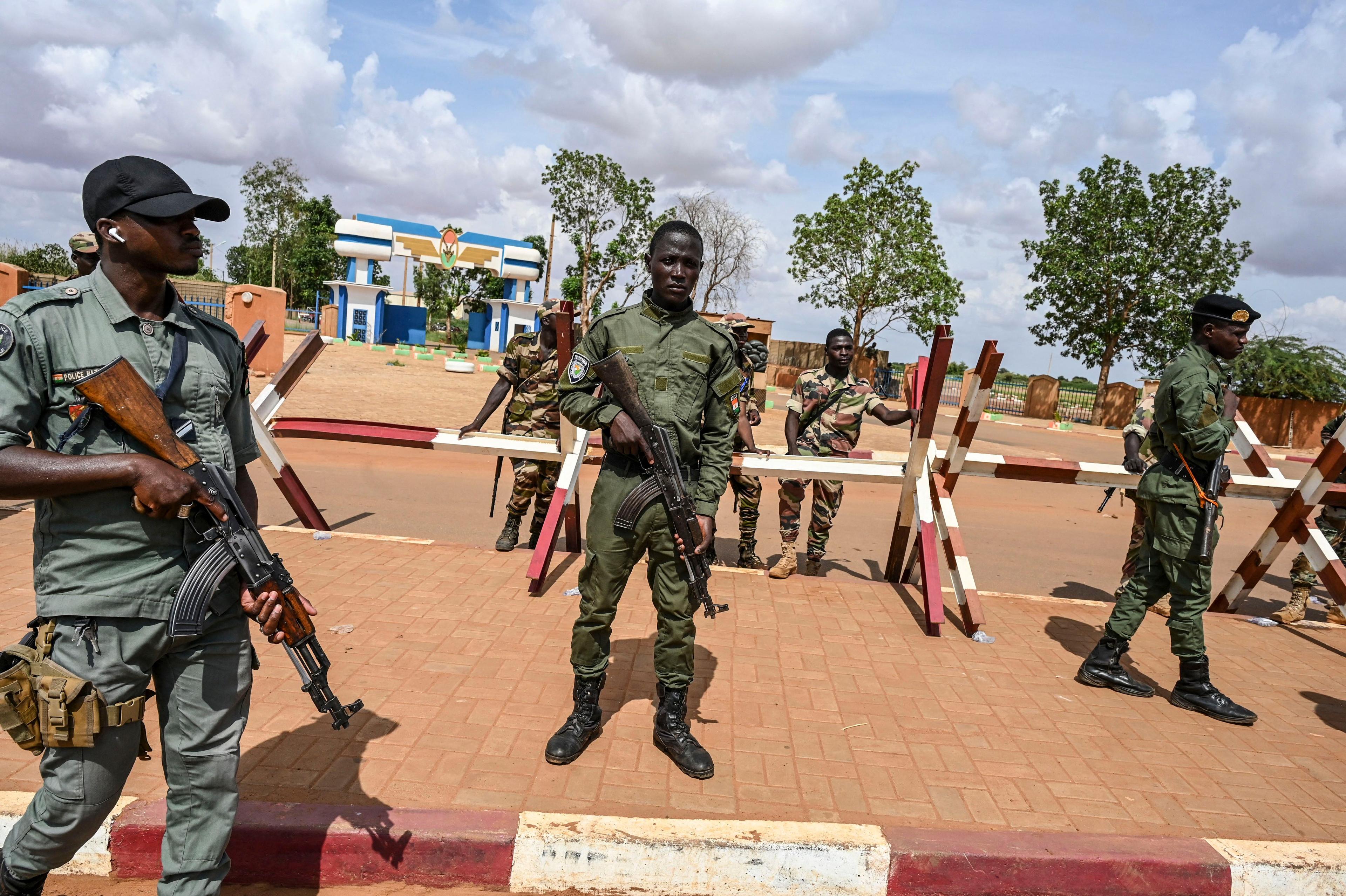 Polis och soldater i Niger den 27 augusti 2023. Foto: AFP via Getty Images
