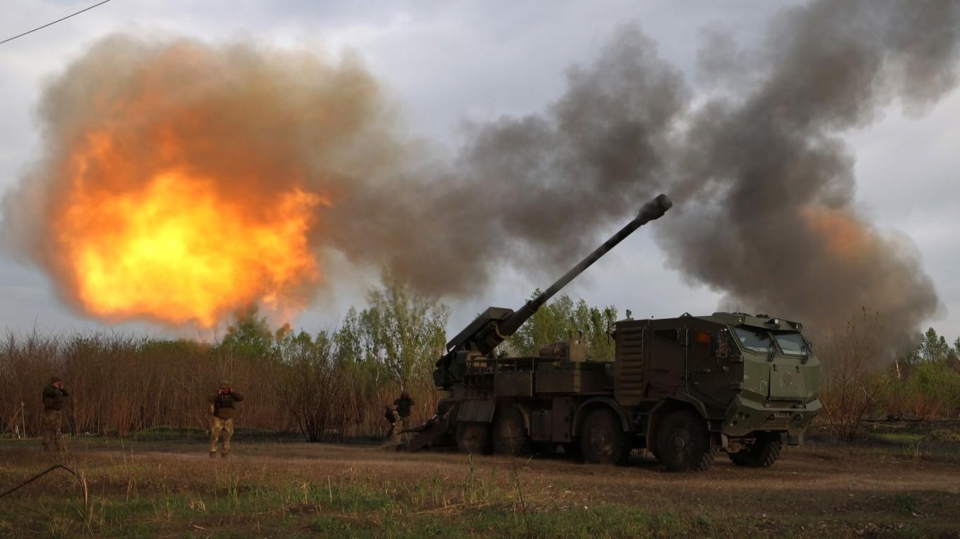 Artillerister från 43:e separata mekaniserade brigaden i Ukrainas armé beskjuter en rysk position i Charkivområdet i Urkaina, den 21 april. Foto: Anatolii Stepanov/AFP via Getty Images