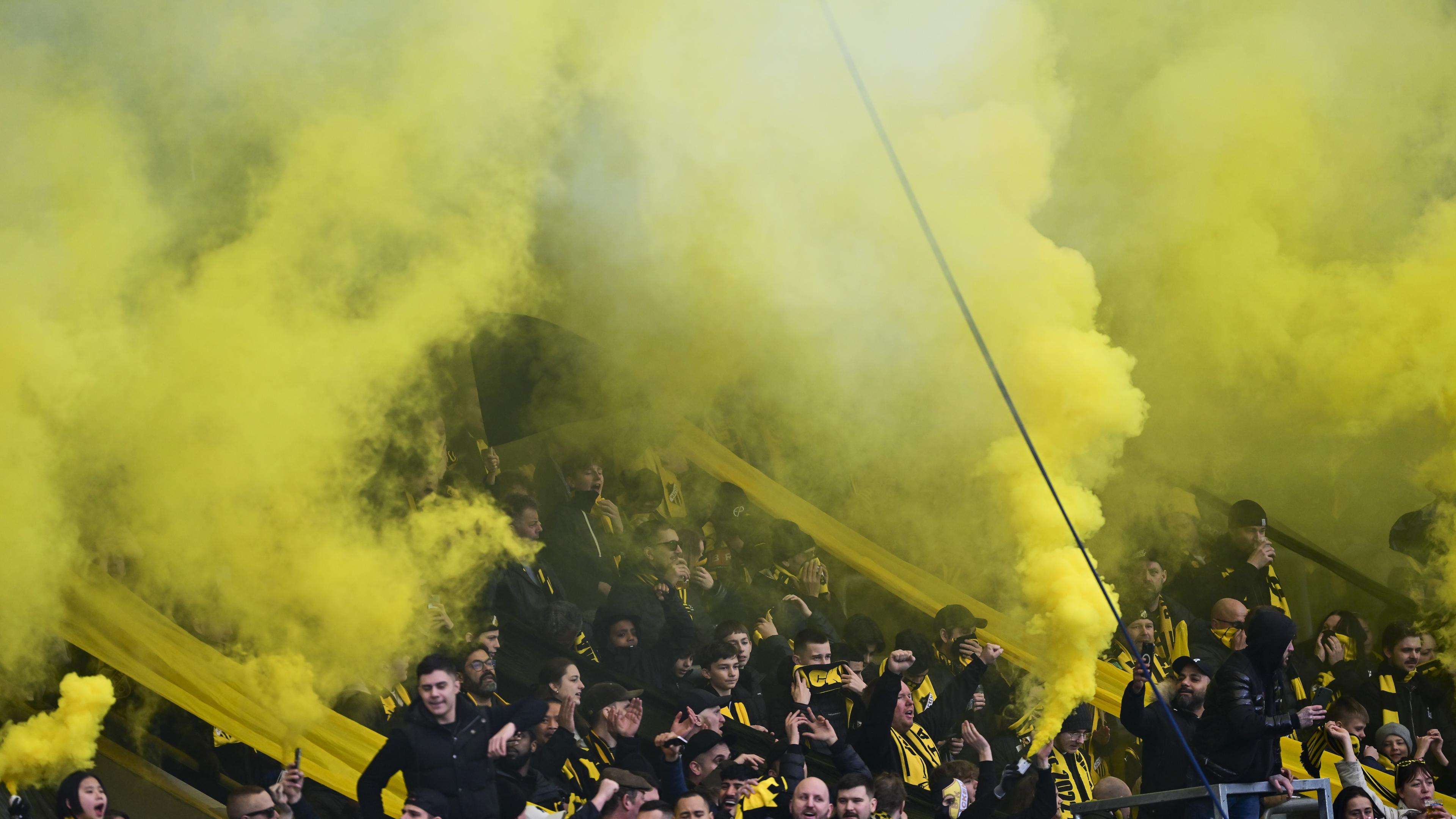 Häcken–Mjällby. Tät, tät gul dimma innan avsparken på Bravida Arena. Foto: Björn Larsson Rosvall/TT.