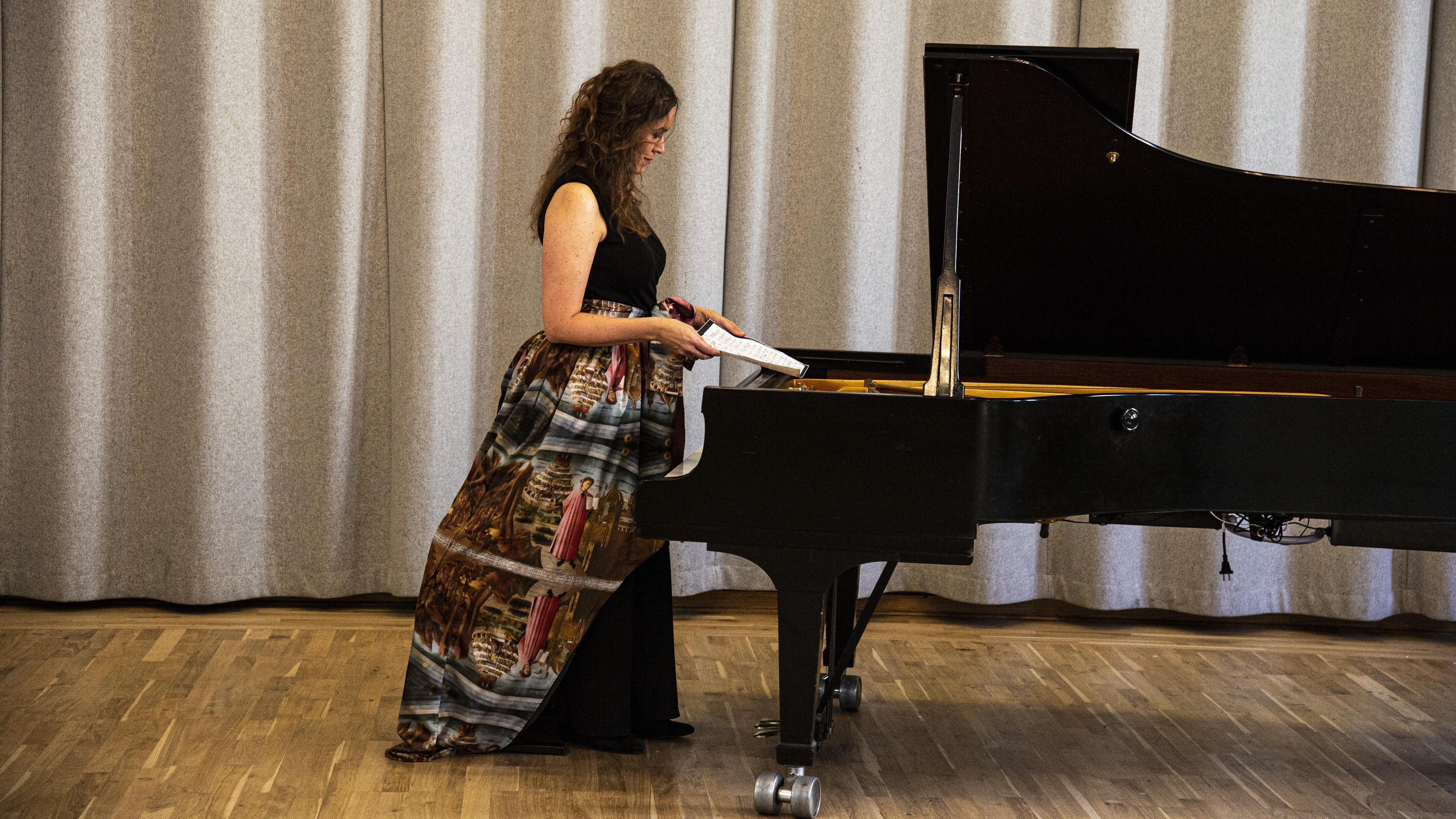 Operasångerskan och musikterapeuten Ellinor Ingvar-Henschen har utvecklat hälsofrämjande övningar som kan användas inom vården. Foto: Kristina Strand Larsson