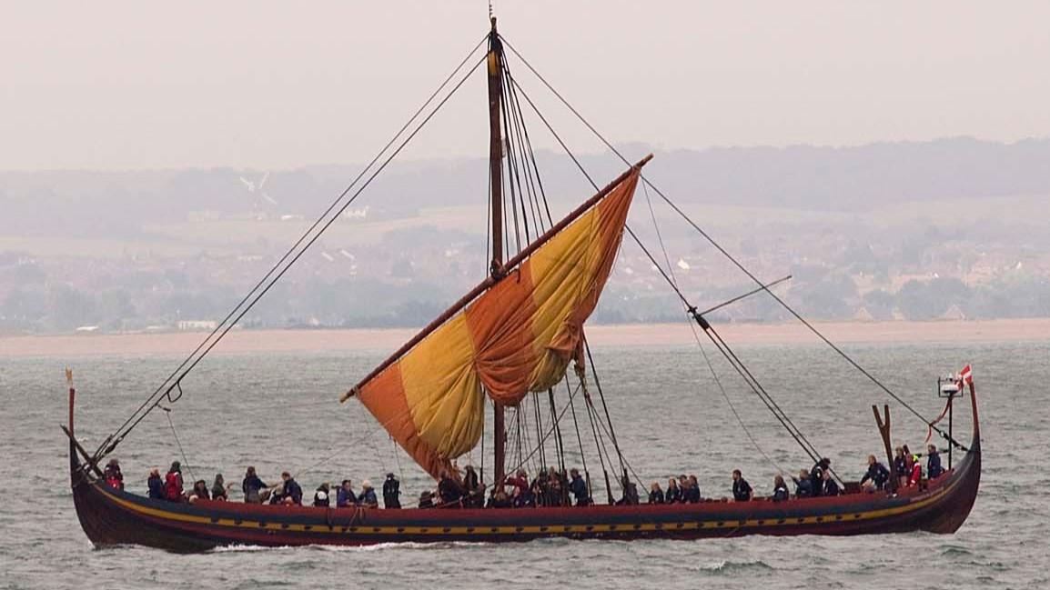 Vikingarnas långskepp, en gång en fruktad syn i vattnen kring de brittiska öarna. Men vikingarna plundrade inte bara, de berikade också det engelska språket. Foto: Emma Groeneveld