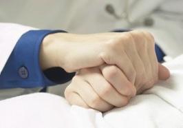 En hjälpande hand: Sjuksköterskor utbildas för att ge känslomässigt stöd till cancerdrabbade (Bild: photos.com)