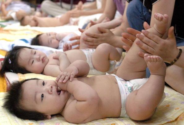 Sydkoreanska mödrar ger sina barn babymassage på ett allmänt hälsocenter i Seoul den 11 maj 2005. (Foto: Kim Jae-Hwan/AFP/Getty Images)