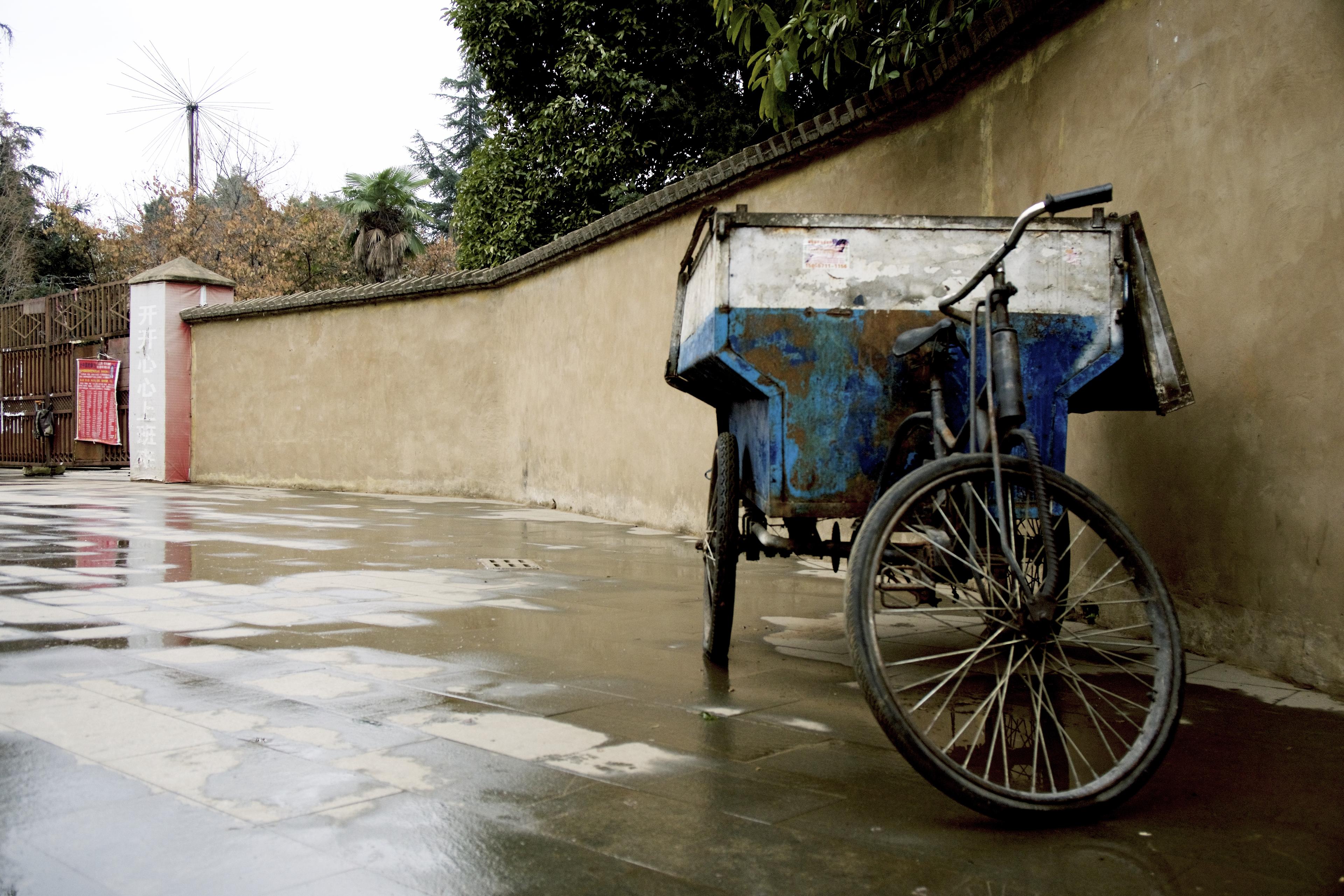 En övergiven cykel i Kunming, Yunnanprovinsen i Kina. Oförklarliga dödsfall fortsätter att drabba Yunnanprovinsen. (Foto: Susanne W Lamm/ Epoch Times)