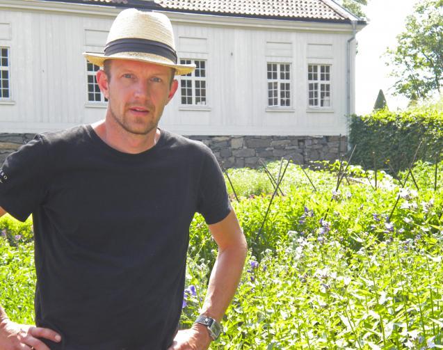 En man med många strängar på sin lyra är Joakim Seiler, chefsträdgårdsmästare på Gunnebo.