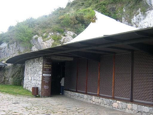 Entrén till el Castillo-grottan i Puente Viesgo, Cantabria, Spanien. Grottan är en del i ett system av grottor där man funnit Europas äldsta konst. (Foto: Wikimedia Commons)