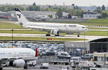 Ett iranskt flygplan på Paris Orlyflygplats den 18 maj. Irans företrädare sade den 5 juni att flygplatserna i Storbritannien, Tyskland och Förenade Arabemiraten har vägrat låta iranska passagerarflygplan tanka. (Foto: Thomas Coex/AFP/Getty Images) 