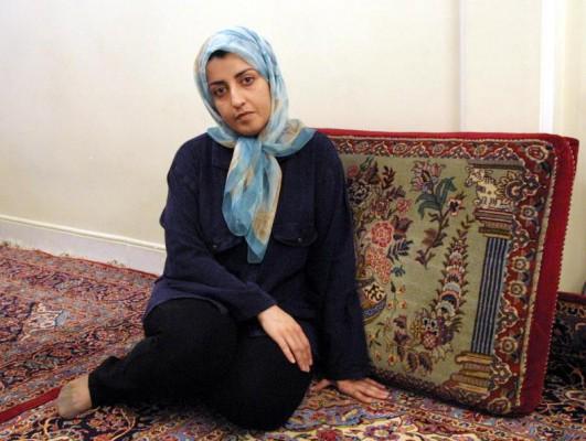 Narges Mohammadi i sitt hem 2001 strax efter att ha blivit frisläppt efter att ha gripits för sina ”politiska aktiviteter”. Hon fick betala en stor summa pengar i böter. (Foto: Behrouz Mehri/AFP)