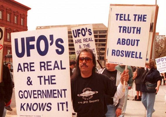 Protester i Washington för att väcka medvetenhet om ett föremål som kraschat vilket de protesterande tror var ett UFO. (Foto: AFP/Joshua Roberts)