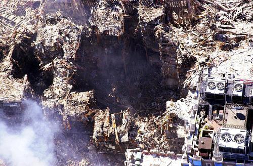 Bilden är tagen av staden New Yorks Office of Emergency Management den 16 september 2001 och visar en vy av Wold Trade Center som det då såg ut. Tvillingtornen hade förstörts av terrorister som kraschade en i husen med kommersiella jetplan. (Foto: New York City Office of Emergency Management / AFP)

