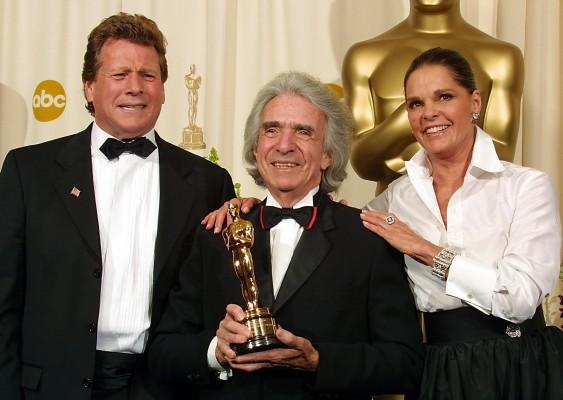 Ryan O'Neal (till vänster) och Ali MacGraw (höger), stjärnorna från 1970-talets populära film "Love Story," poserar tillsammans vid Oskarsgalan (år 2002) (Academy Awards) i Hollywood. (Foto: AFP /Lee Celano)