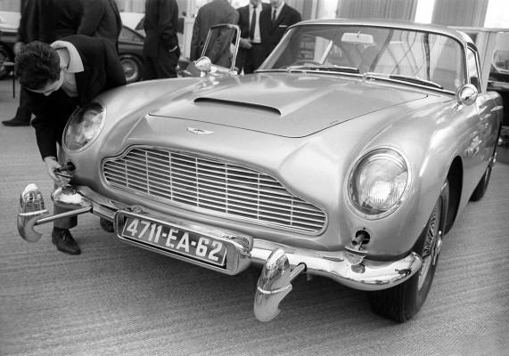 En Aston Martin D.B.5, bilen från filmen Goldfinger visades på en motormässa i Paris 1964. (Foto: AFP)