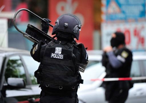 Den tyska polisens specialstyrkor syns i bilden efter ett gisslantagande i Ingolstadt, södra Tyskland, den 19 augusti 2013. En man som påstod sig vara beväpnad tog flera gisslan i stadshuset. Gisslan frigavs senare på måndagen, oskadda. (Foto: Lennart Preiss/AFP)