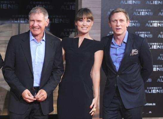 Harrison Ford (till vänster), Olivia Wilde och Daniel Craig poserar för fotograferna vid den tyska premiären av filmen "Cowboys &amp; Aliens" i Berlin. (Foto: Joerg Carstensen / DPA / AFP)