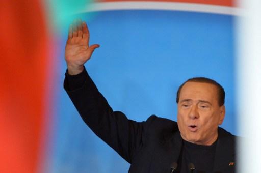 Italiens före detta premiärminister Silvio Berlusconi vinkar till anhängare i slutet av sitt tal utanför hans privata bostad, Palazzo Grazioli, den 27 november, 2013 i Rom. (Foto: Filippo Monterorte / AFP)