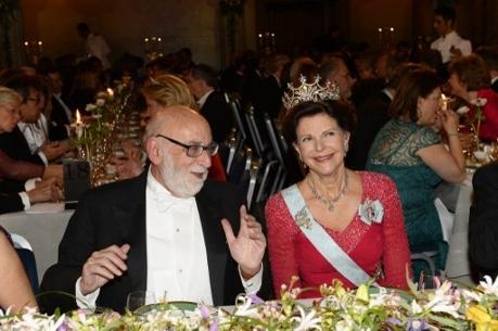 Den belgiske Nobelpristagaren i fysik, Francois Englert, i livligt samspråk med drottning Silvia vid banketten i Stockholms stadshus den 10 december efter prisutdelningen. (Foto: Jonathan Nackstrand / AFP)