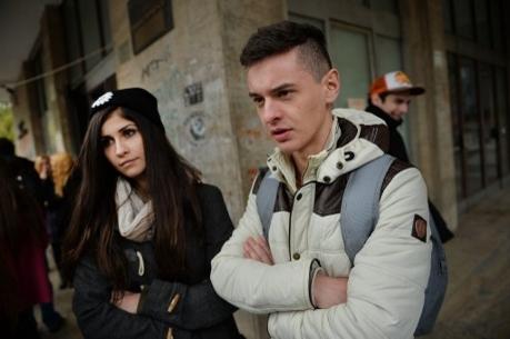 Rumänska studenter vid universitetet i nationalekonomi intervjuas av AFP i Bukarest, den 12 Dec 2013. Rumäner och bulgarer reagerar med bestörtning och ilska över kommentarer från politiker och en del brittiska medier, som porträtterar dem som förmånssnyltare innan de fick fullt tillträde till arbetsmarknaderna i EU den1 januari 2014. (Foto: Daniel Mihăilescu / AFP)