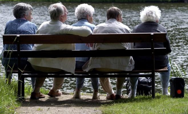 Att känna gemenskap är viktigt för både ung och gammal. För äldre kan ensamhet leda till försämrad hälsa, livskvalitet och kan till och med bidra till en för tidig död, enligt en ny amerikansk studie. (Foto:AFP/Jens Schlueter)