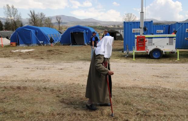 En äldre kvinna som evakuerats från sitt hem efter jordbävningen i Italien.Tillsammans med  tusentals  andra överlevande har hon  fått tagit sin tillflykt till provisoriska tältläger. (Foto: Mario Laporta /AFP)
