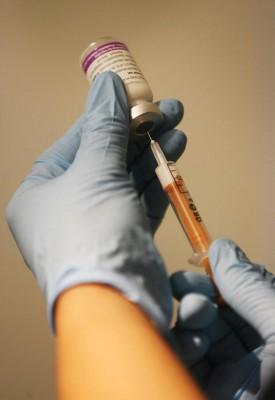 Läkemedelsverket  kommer varje vecka att rapportera om biverkningar av vaccinet mot svininfluensan på sin hemsida. (AFP PHOTO/Lewis Whyld/WPA POOL)