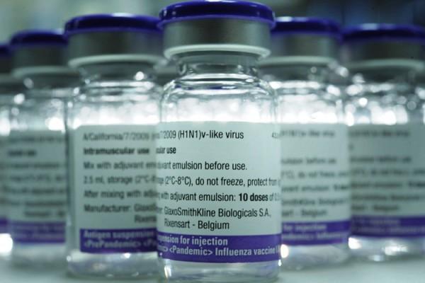 På bilden syns ampuller med vaccinet Panderix som används mot Svininfluensan. (Foto: Philipp Guelland/ AFP)