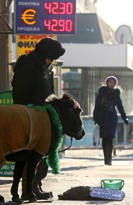 En ryss tigger om pengar med sin ponny i Moskva i januari 2010. Rysslands inflation var 8,8 procent 2009, den lägsta nivån sedan Sovietunionens fall 1991, visar uppgifter från det officiella organet Rosstat. (Foto: AFP/Andrei Smirnov)