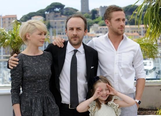 Gänget från Blue Valentine i Cannes från vänster till höger: Michelle Williams, regissör: Derek Cianfrance, Faith Wladyka och Ryan Gosling. (Foto: Ann-Christine Poujoulat/ AFP)