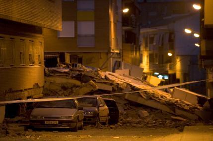 Människorna greps av panik när jorden skakade i Lorca. AFP uppger att tio människor omkom. (Foto: Jorge Guerrero / AFP)