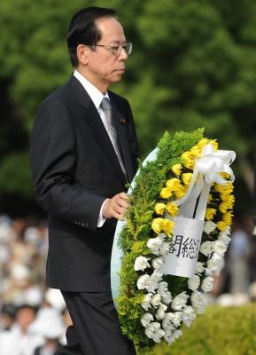 Tasuo Fukuda, Japans premiärminister lägger ned en krans vid den 63:e minnesstunden för atombombsoffren i Hiroshima den 6 augusti 2008. (Foto: STR / AFP Photo / JIJI Press)
