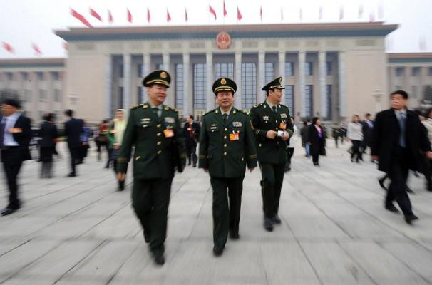 En kinesisk militärdelegation på Himmelska fridens torg från Great Hall of the People i Peking den 4 mars 2010, en dag före folkkongressens öppnande. (Foto: Frederic J Brown/ AFP) 