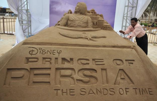 Den indiska konstnären Ranjan Ganguli ger sista  touchen på sin sandskulptur inför invigningen av Disney filmen "Prince of Persia - Sands of Time" nära en strand på Mumbai. (Foto: AFP/Punit Paranjpe)