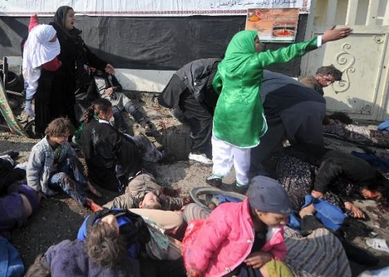 Afghanska kvinnor gråter när de ser de döda efter en explosion under en religiös ceremoni i Kabuls centrum i december 2011. Minst 34 personer dog i Kabul. (Foto: AFP/Massoud Hossaini)