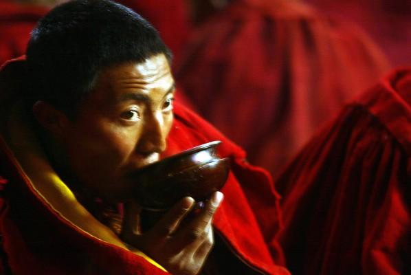 Även vuxna i Tibet har fått problem med njursten efter att de druckit skummjölk från Kina. (Foto: AFP/Peter Parks)
