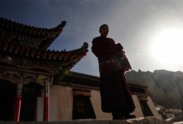 Tibetansk munk utanför ett tempel i Kina. (AFP PHOTO/TEH ENG KOON)