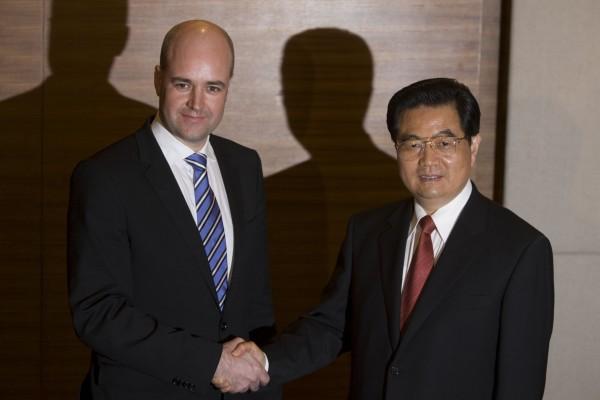Fredrik Reinfeldt tog upp de mänskliga rättigheterna och krävde 13 fångars frigivning när han talade med Kinas president Hu Jintao på lördagen. (Foto: AFP / Ng Han Guan)