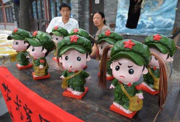 I det historiska turistområdet Beihai i Peking står dockor som föreställer de vildsinta rödgardisterna från Maos kulturrevolution uppställda. På den trettioandra årsdagen av Maos död har officiella kinesiska media legat lågt och inga särskilda uttalanden har publicerats. (Mark Ralston/AFP/Getty Images)