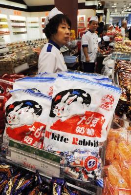 I vissa affärer i Kina har man nu liksom man gjort i flera andra länder tagit bort importgodis från Kina. (Foto: AFP/ Monica M. Davey)