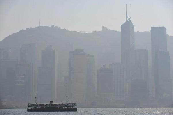 Ett soligt Hong Kong den 17 januari, 2009. Horisonten visar ett töcken av föroreningar i luften. Denna dimma har blivit både en hälsomässig och ekonomisk utmaning då miljön, enligt experterna blivit värre de senaste åtta åren. (Foto: AFP/Philippe Lopez)
