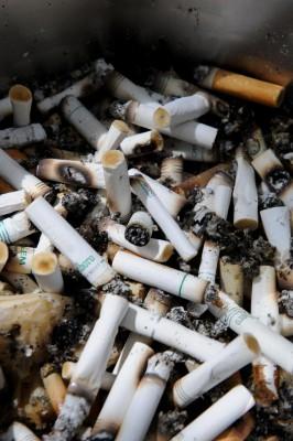 Rökningen är en stor ekonomisk kostnad för landets kommuner. (AFP PHOTO/MIKE CLARKE)  
