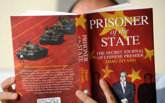 Kinas kommunistpartis generalsekreterare under studentupproren 1989, Zhao Ziyang, har efter sin död gett ut en biografi. Boken "Prisoner of the State: the Secret Journal of Zhao Ziyang" är en sammanställning av 30 timmars bandinspelningar. (Foto: AFP/Ted Aljible) 
