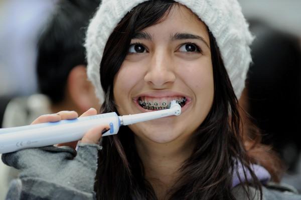Vad borstar du tänderna med? I en bok, utgiven av professor Gerald F. Judd, framkommer att det inte nödvändigtvis är  fluortandkräm tänderna behöver bäst. (Personen på bilden har inget samband med artikeln) (Foto: AFP/Greg Wood)
