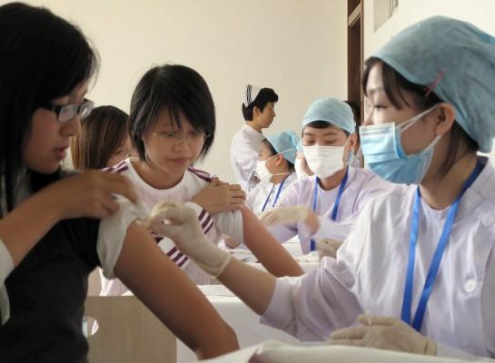 Vaccinering mot H1N1 den 22 september innan vaccinet tagit slut i Kina. (Foto:China out /AFP)    