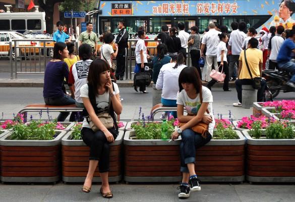Den kinesiska statliga tobaksindustrin försöker bryta tabut mot rökning bland kvinnor med märken som Chahua och Yuren som betyder ”vacker kvinna”. Cigaretterna är smalare, elegantare och mildare. De marknadsförs med värden som ”oberoende”, ”avstressande” och ”viktkontroll”. (Foto: AFP / WANG ZHAO)