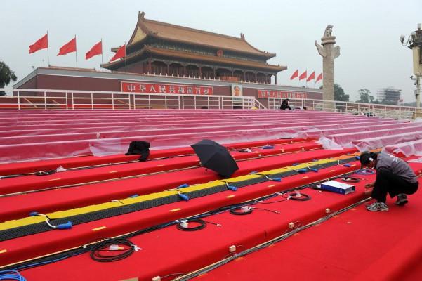 Himmelska Fridens Torg dit alla turister och besökare hittar, här beklätt med röd matta, är den mest välkända platsen i Kina i närheten av Den förbjudna staden där endast det kejserliga hovets folk tilläts vistas. (Foto: AFP) 