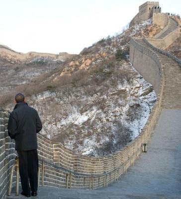 Alla som kommer måste se muren. Så även president Obama när han besökte Kina i november förra året. (Foto: Saul Loeb / AFP) 