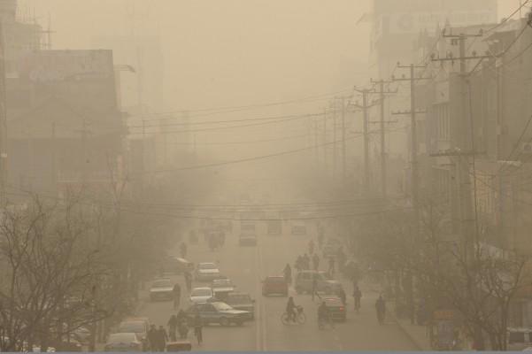 Tyska forskare varnar för att luftföroreningar i städer inte bara har negativa effekter på människors andningsorgan utan också höjer blodtrycket. På bilden ser vi hur smogen ligger över staden Linfen i Kina 2009. (Foto: Peter Parks/ AFP PHOTO)