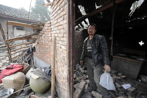 Zhang Kaimin, som rapporterade både till myndigheter och två reportrar hur lokala ämbetsmän inte bara låtit bli att distribuera nödhjälpsmedel i tid utan även förskingrat dessa. Personen på bilden har inget samband med artikeln. (Foto: China out/AFP)